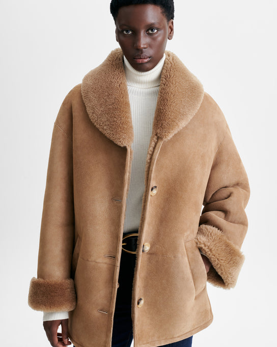 veste en peau lainée d’agneau, marque Vanessa Bruno, modèle Harlan, coloris camel