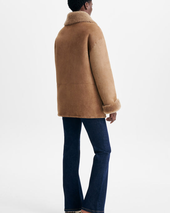 veste en peau lainée d’agneau, marque Vanessa Bruno, modèle Harlan, coloris camel