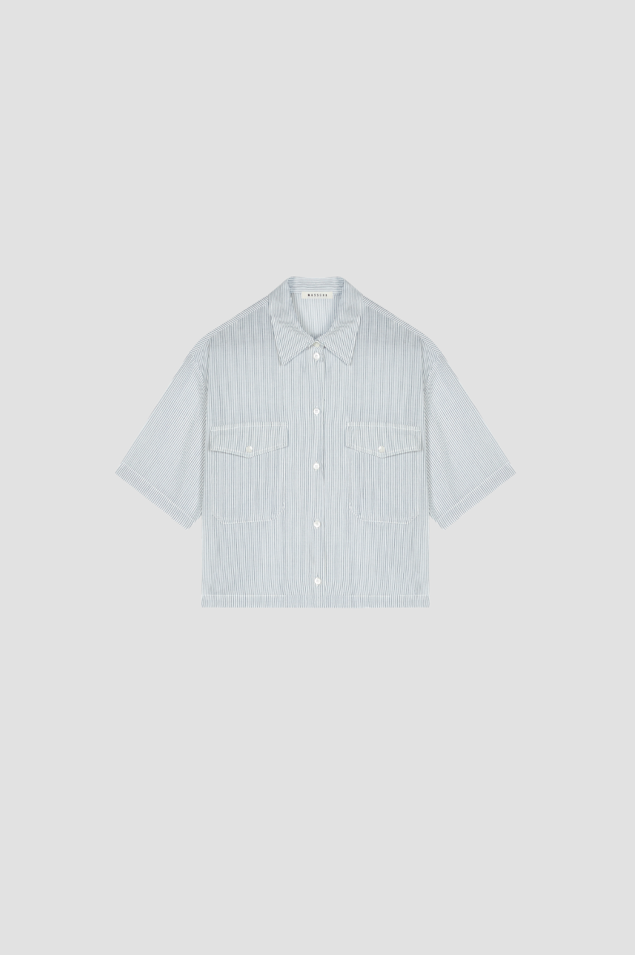 chemise ultra confortable et légère masscob
coupe crop pour un look plus moderne
sur un pantalon taille haute ou une jupe midi
masscob
