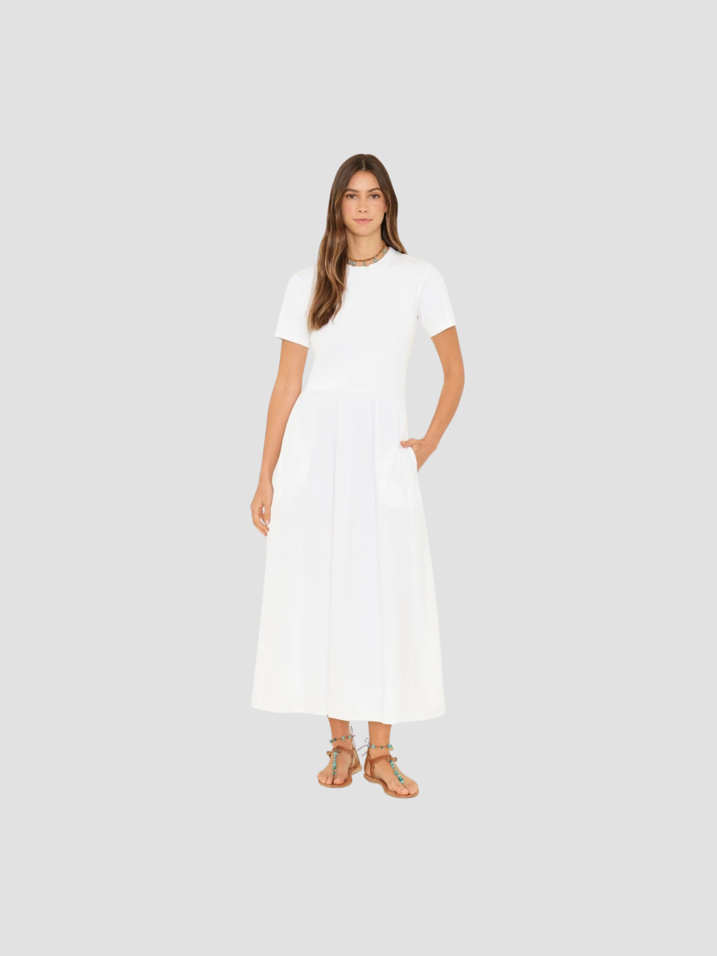 Robe Fayth Xirena blanche, coupe fluide avec manches courtes et encolure ronde, tissu doux et léger
Robe Xirena modèle Fayth, couleur blanche, longueur midi, coupe ample et confortable, idéale pour un style casual chic