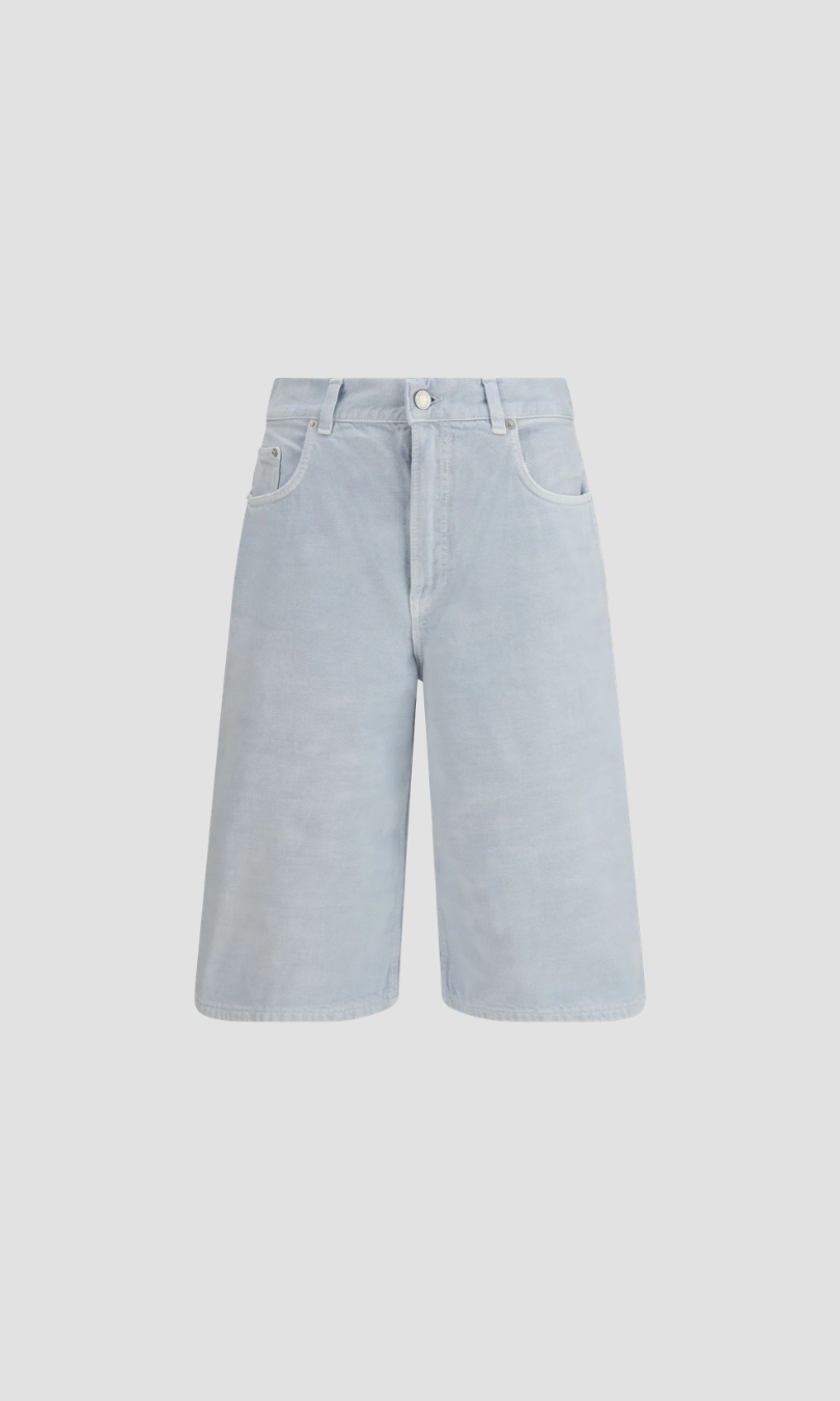 Bermuda en jean Haikure au look casual chic, denim premium et coupe moderne
Bermuda Haikure style effortless, parfait pour un look estival décontracté et tendance
Bermuda en jean Haikure coupe décontractée
Bermuda Haikure en denim bleu
Bermuda Haikure taille mi-haute en jean