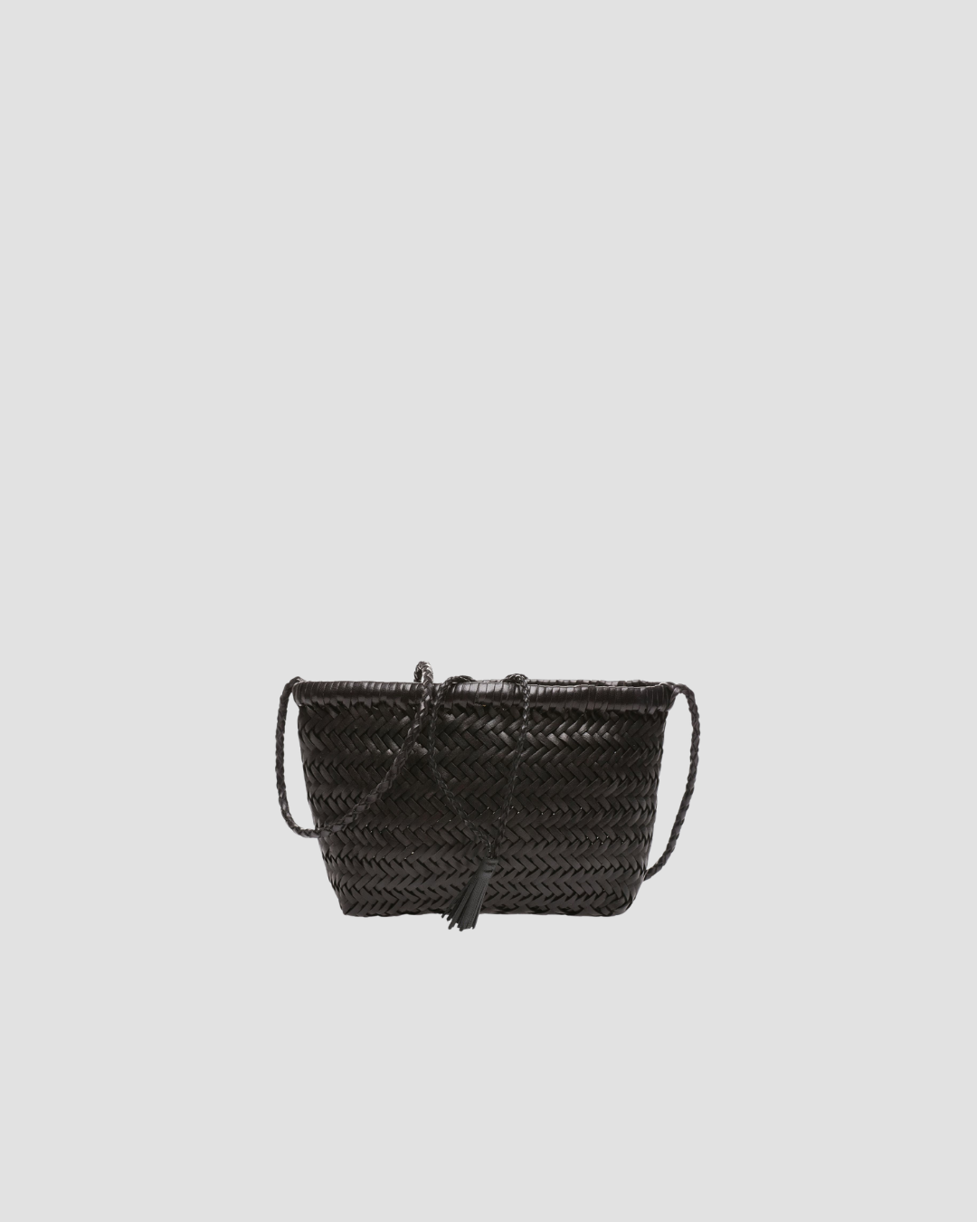 Sac porté épaule Minsu Dragon Diffusion, cuir tressé à la main façon panier, fermeture à liens ornée d'un pompon, bandoulière longue tressée assortie, forme structurée non doublée, coloris noir