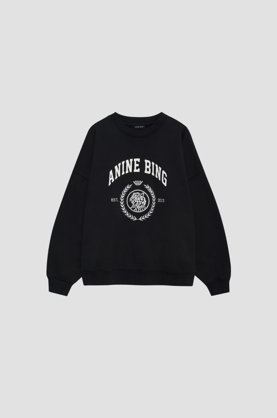 sweat intemporel avec logo college
copié le look de caroline bessett ou lady diana avec un short ou un jean coupe droite
ideal et tendance intemporelle
