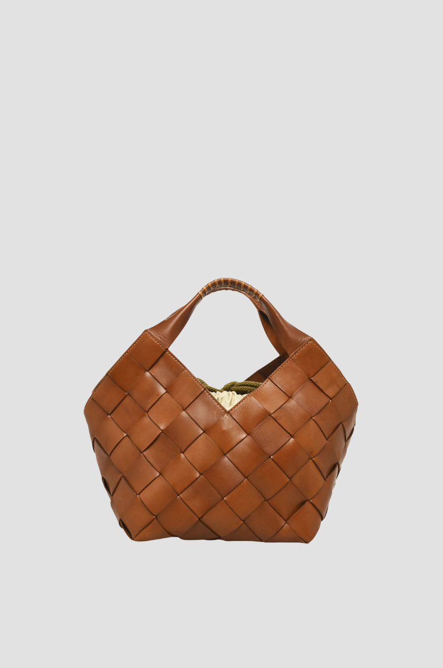 sac tressé à la main
modèle intemporel et facile à porter
sublimera vos looks