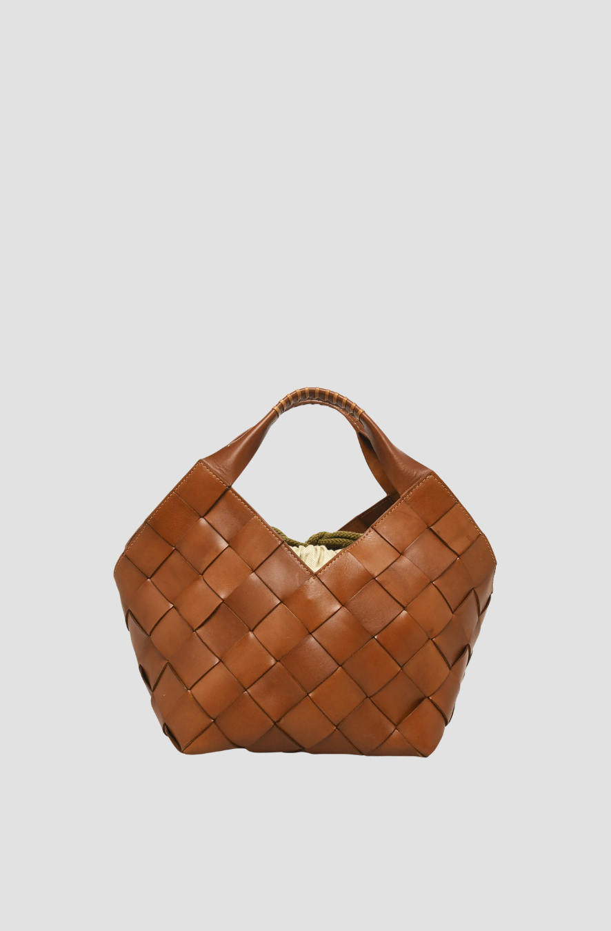 sac tressé à la main
modèle intemporel et facile à porter
sublimera vos looks