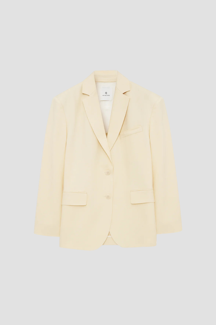 veste ultra féminine inspirée du vestiaire masculin
se porte oversize pour un look tendance
sur un jean court ou une jupe , votre look sera pointu et affirmé