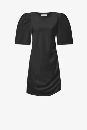 ROBE COURTE ET ÉLÉGANTE
robe pret du corps très agréable à porter
robe aux épaules marquées très tendance chez isabel marant