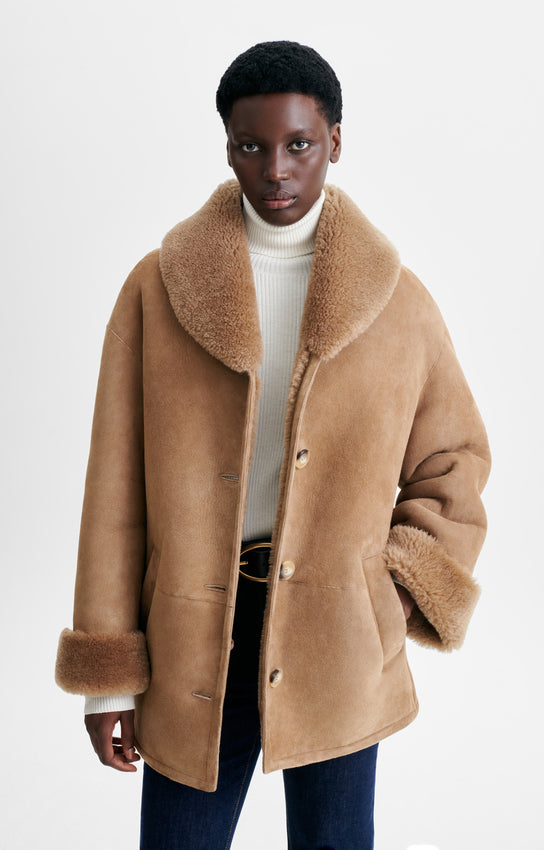 veste en peau lainée d’agneau, marque Vanessa Bruno, modèle Harlan, coloris camel