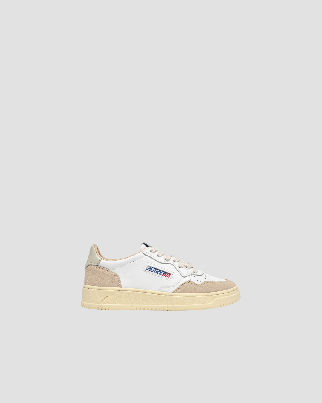Baskets Autry Medalist blanches en cuir, avec semelle épaisse et logo coloré sur le côté
Sneakers Autry Medalist au style vintage, lacets blancs et détails contrastants sur la semelle et le talon