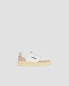 Baskets Autry Medalist blanches en cuir, avec semelle épaisse et logo coloré sur le côté
Sneakers Autry Medalist au style vintage, lacets blancs et détails contrastants sur la semelle et le talon