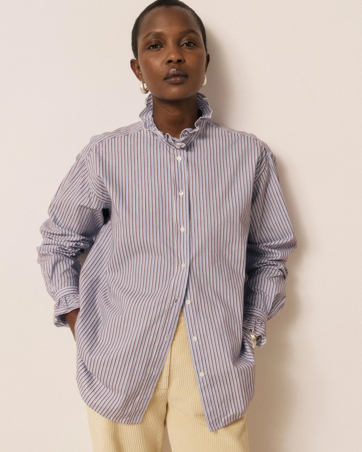 blouse col volanté, marque hardford, modele chana, coloris bleu à rayures 