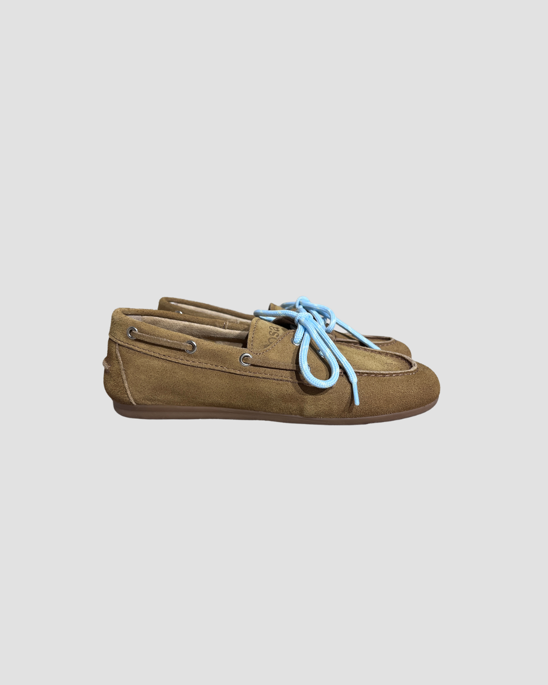 mocassin en daim posa
mocassin marron clair tendance 
mocassin à lacets colorés tendance 