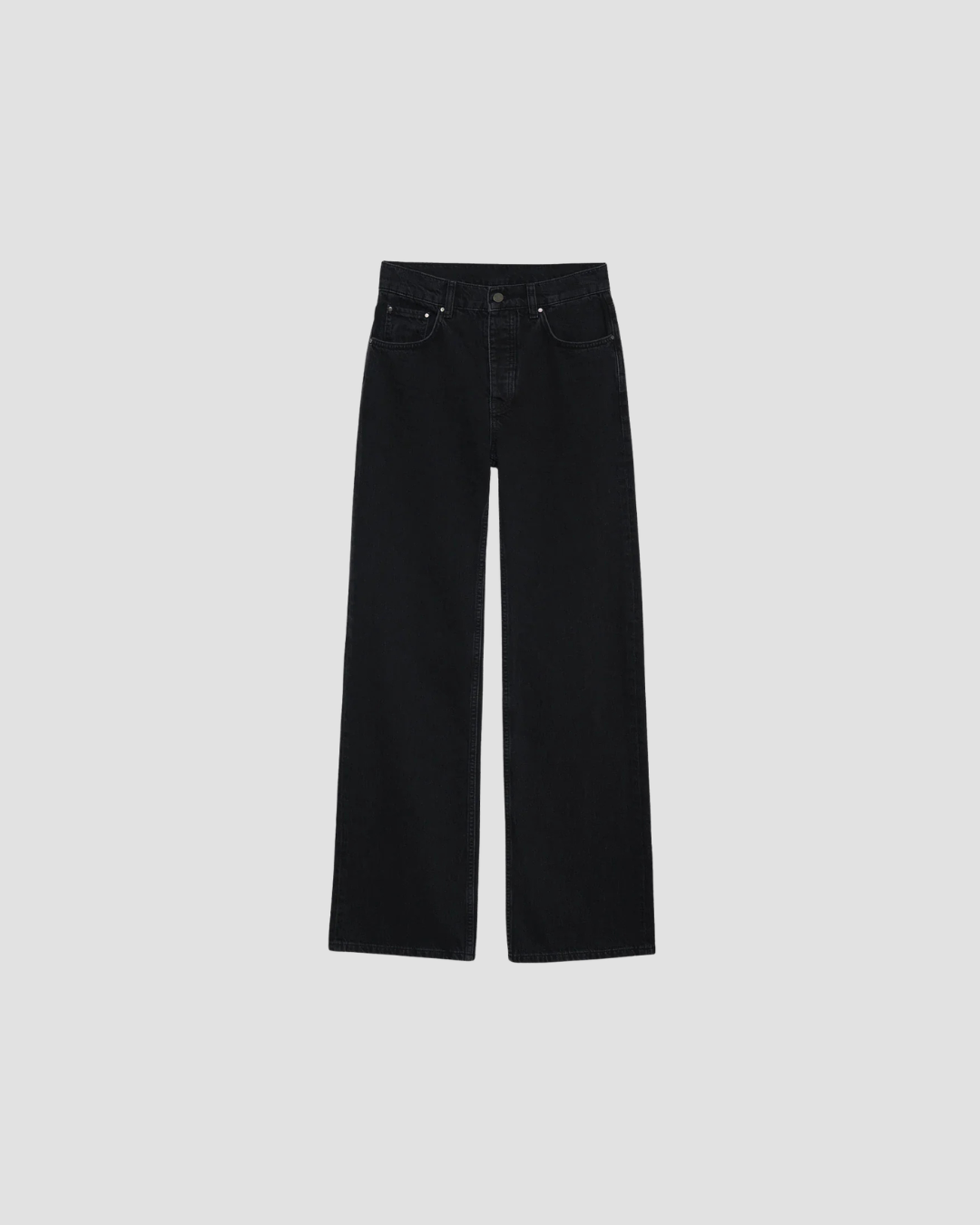 jean regular qui correspond à toutes les morphologies 
tendance à la coupe droite, taille mi haute , ideal avec une belle chemise blanche ou un sweat 
parfait avec un blazer, jean parfait et intemporel 
