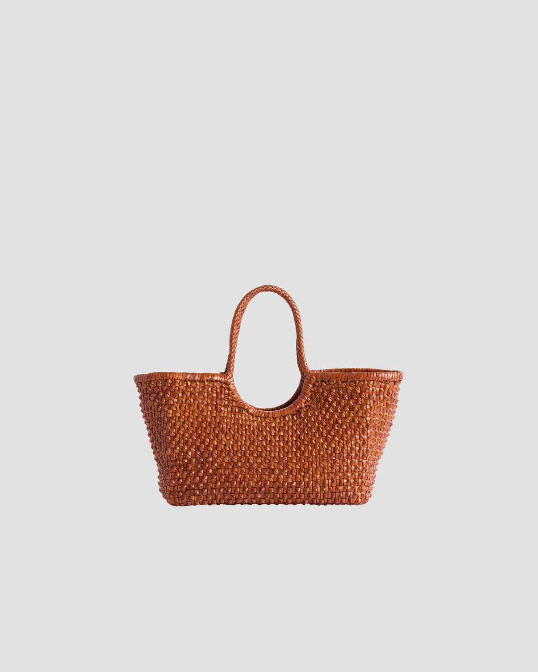Sac Nantucket Cactus Dragon Diffusion en cuir de veau tressé main, coloris tan, forme panier avec anses portées épaule, tissage cactus artisanal