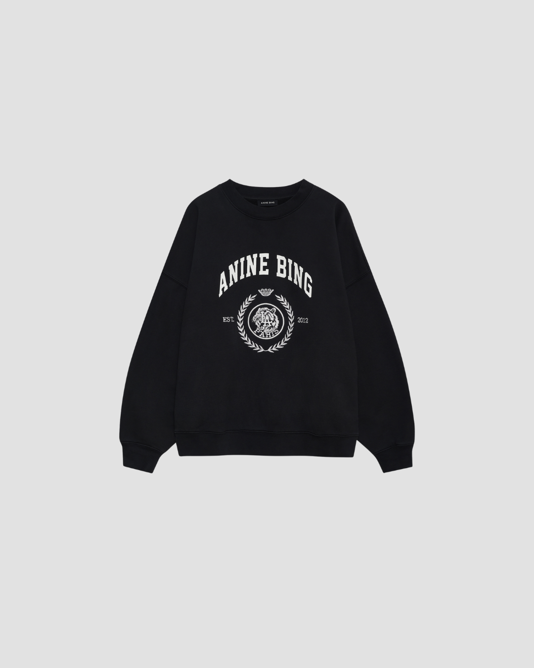 sweat intemporel avec logo college 
copié le look de caroline bessett ou lady diana avec un short ou un jean coupe droite 
ideal et tendance intemporelle 