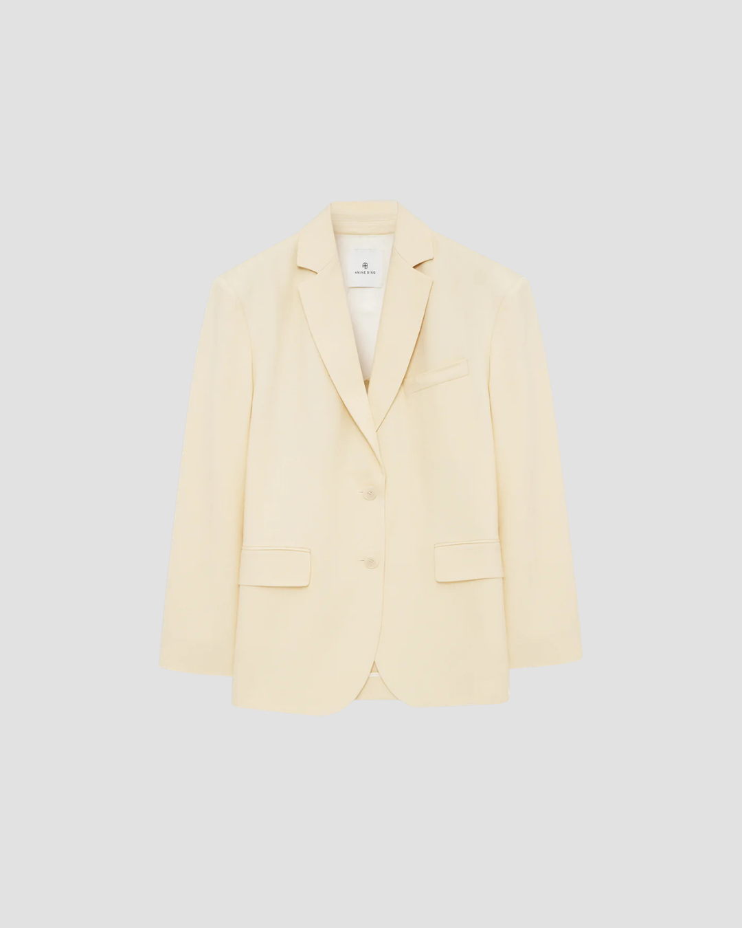 veste ultra féminine inspirée du vestiaire masculin 
se porte oversize pour un look tendance
sur un jean court ou une jupe , votre look sera pointu et affirmé 